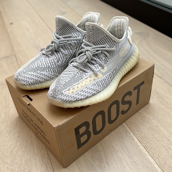 Yeezy Boost 350 V2 in static - Picture 4 of 12